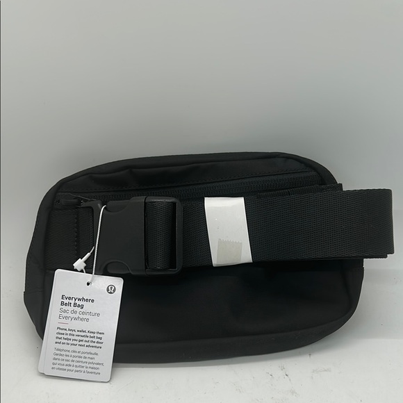 Lululemon Athletica NWT Sleek Functional Black Everywhere Belt Bag 🌸🌸 - Picture 2 of 2